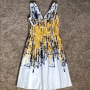 Sleeveless a-line pleated white patterned dress